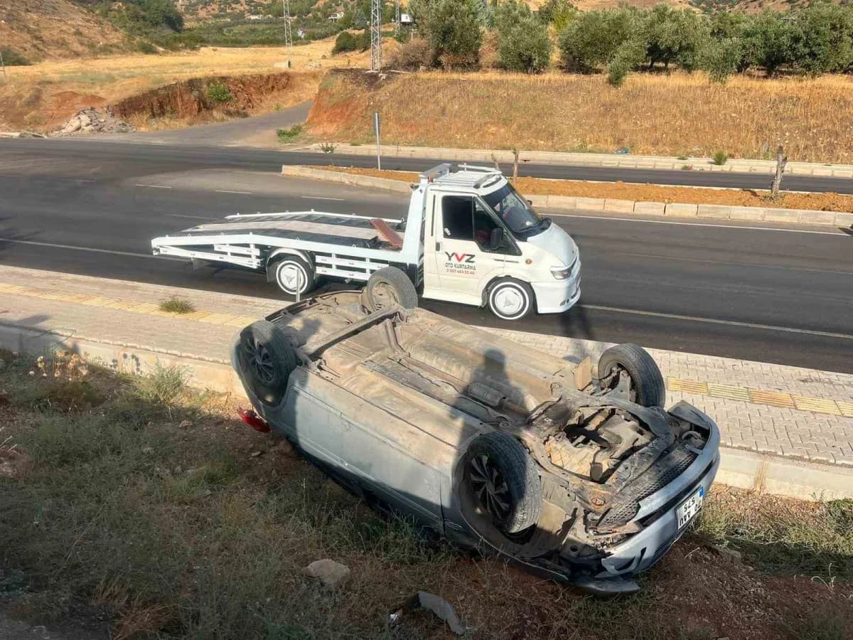 Gaziantep'in İslahiye ilçesinde kontrolden çıkan otomobil kaldırıma uçarak ters döndü. Kazada sürücü hafif yaralandı.
