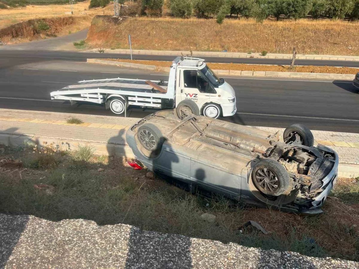 Gaziantep İslahiye'de kontrolden çıkan otomobil kaldırıma çarparak ters döndü
