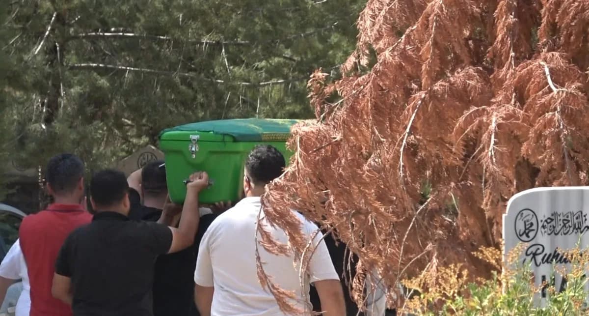 Cenaze, Asri Mezarlık Camisi'nde kılınan cenaze namazının ardından göz yaşları arasında defnedildi.
