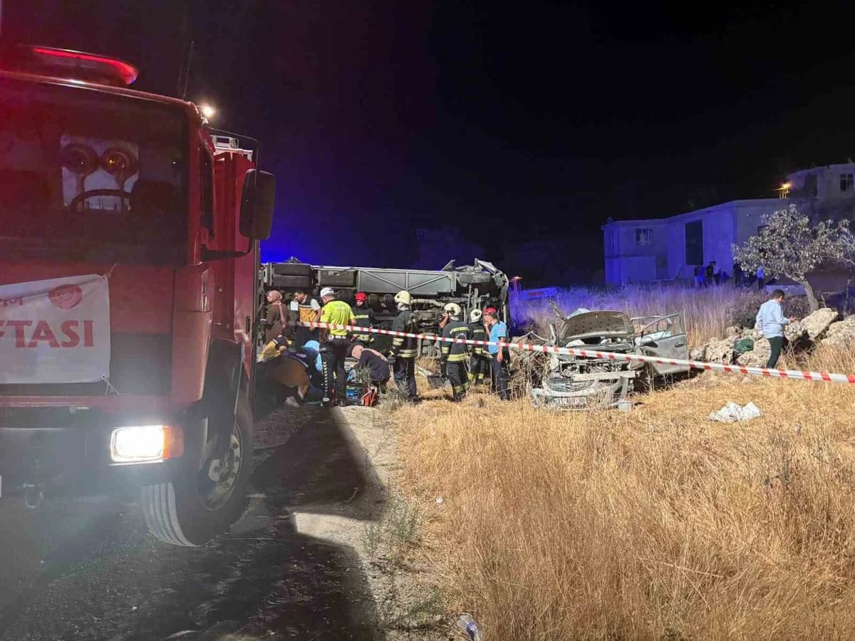 Gaziantep-Nurdağı kara yolunda meydana gelen trafik kazasında olay yerinde müdahale eden ekipler