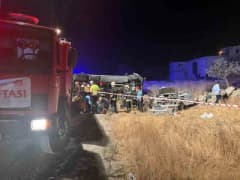 Gaziantep-Nurdağı kara yolunda meydana gelen trafik kazasında olay yerinde müdahale eden ekipler
