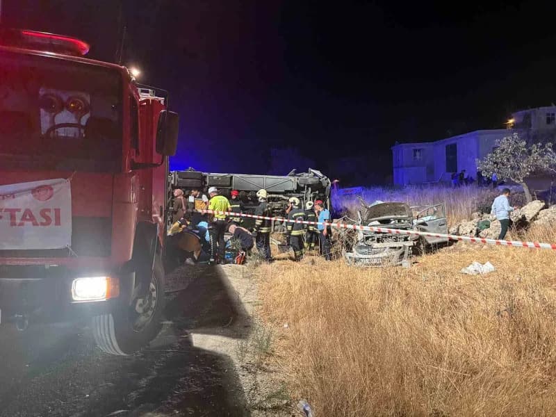 Gaziantep-Nurdağı kara yolunda meydana gelen trafik kazasında olay yerinde müdahale eden ekipler