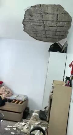 Gaziantep Nizip ilçesinde deprem sonrası bir evin tavanında meydana gelen kısmi çökme görüntüsü