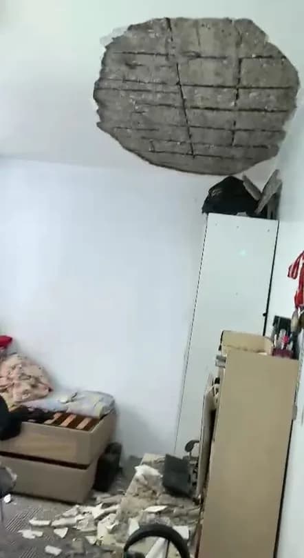Gaziantep Nizip ilçesinde deprem sonrası bir evin tavanında meydana gelen kısmi çökme görüntüsü