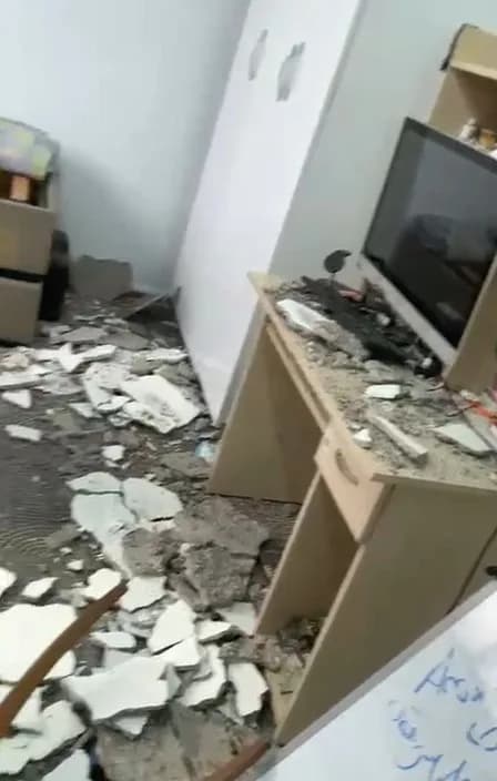 Şanlıurfa Karaköprü merkezli deprem sonrası Gaziantep'in Nizip ilçesinde bulunan bir evin tavanında kısmı çökme meydana