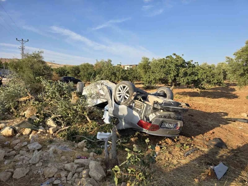 Gaziantep Nizip'te motosikletle çarpışan otomobilin fıstık tarlasına uçtuğu trafik kazası