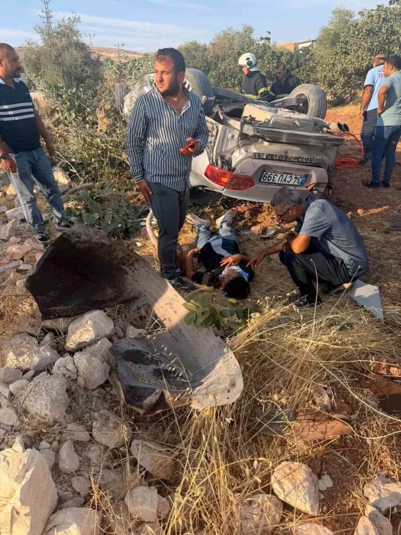Gaziantep’te motosikletle çarpışan otomobil fıstık tarlasına uçtu: 1 ölü, 7 yaralı