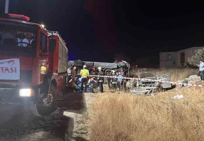 Gaziantep Nurdağı ilçesinde yolcu minibüsü ile otomobilin çarpıştığı trafik kazası sonrası olay yeri
