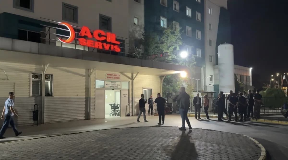 Gaziantep Nurdağı ilçesinde yolcu otobüsü ile otomobilin çarpıştığı kaza sonrası olay yeri ve kurtarma ekipleri