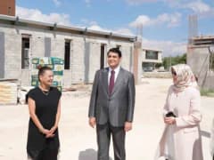Şehitkamil Belediye Başkanı Umut Yılmaz ve Neslihan Çeber Gaziantep Otizm Vakfı Okulu inşaatında inceleme yapıyor