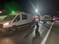 Gaziantep-Nurdağı kara yolunda otomobil ile yolcu otobüsünün çarpıştığı kaza sonrası olay yeri