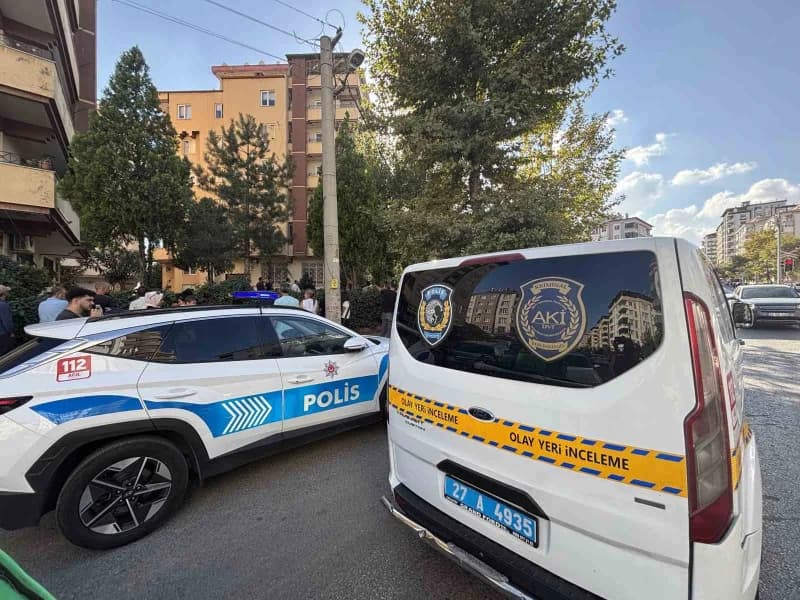 Gaziantep Şehitkamil ilçesinde evde silahlı olay sonrası polis ekipleri inceleme yapıyor