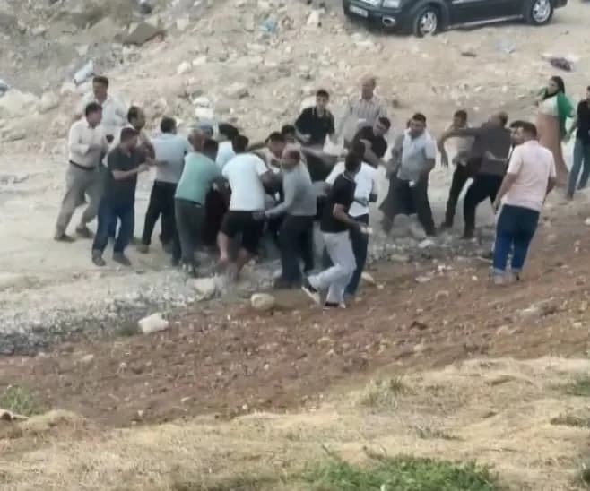 Gaziantep Şahinbey ilçesinde iki grup arasında taş ve sopaların kullanıldığı kavga anı