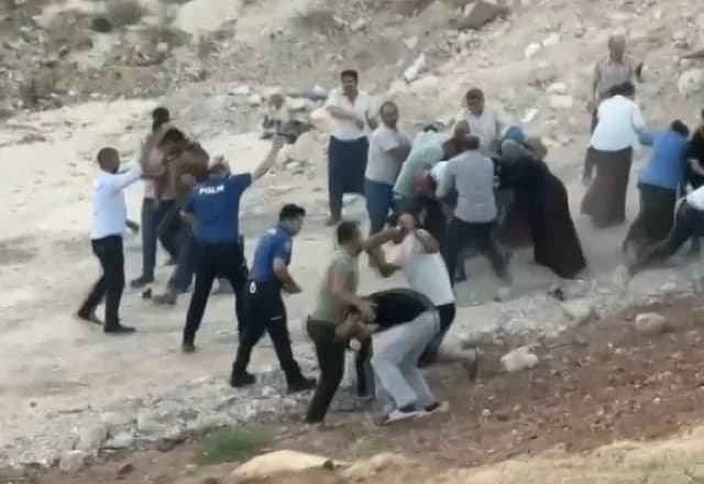 Gaziantep'te iki grup arasında tekmeli, taş ve sopalı meydan kavgası yaşandı. Cep telefonu kamerasına yansıyan görüntüle