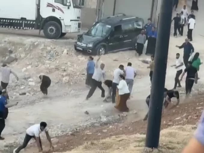 Gaziantep'te iki grup arasında tekmeli, taş ve sopalı meydan kavgası yaşandı. Cep telefonu kamerasına yansıyan görüntüle