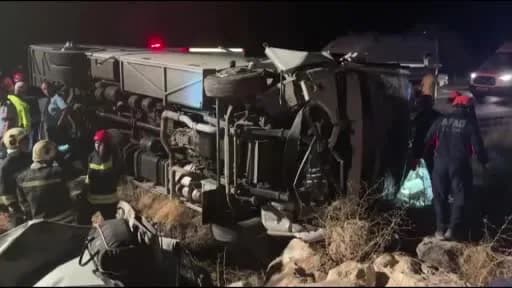 Gaziantep-Nurdağı kara yolunda yolcu otobüsü ile otomobilin çarpıştığı trafik kazası sonrası olay yeri