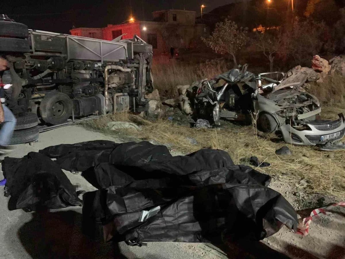 Gaziantep-Nurdağı yolunda otomobil ile minibüsün çarpıştığı trafik kazası sonrası olay yeri