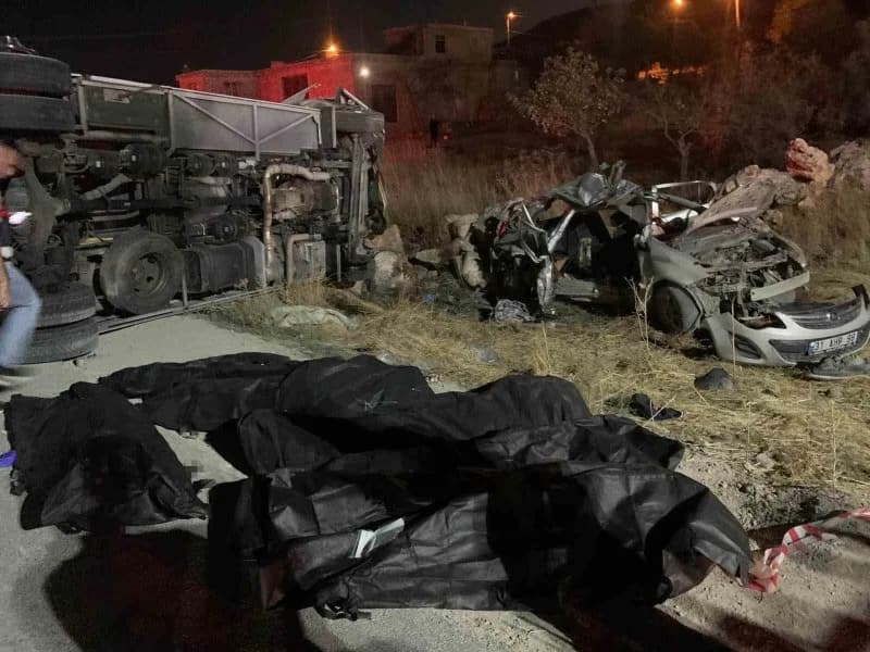 Gaziantep-Nurdağı yolunda otomobil ile minibüsün çarpıştığı trafik kazası sonrası olay yeri