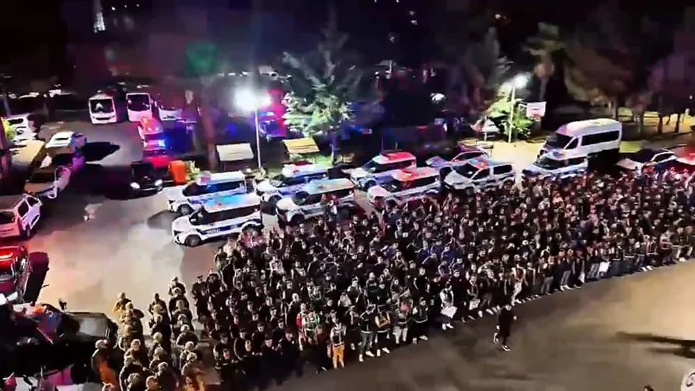 Gaziantep merkezli yasa dışı bahis operasyonunda ele geçirilen dijital materyaller ve silahlar