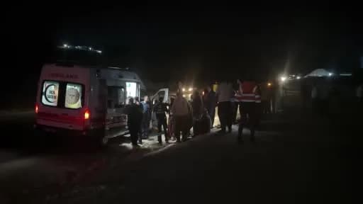 Gaziantep'te yol çalışması yapılan alanda hafif ticari aracın kaza yapması sonucu yaralıların sağlık ekipleri tarafından