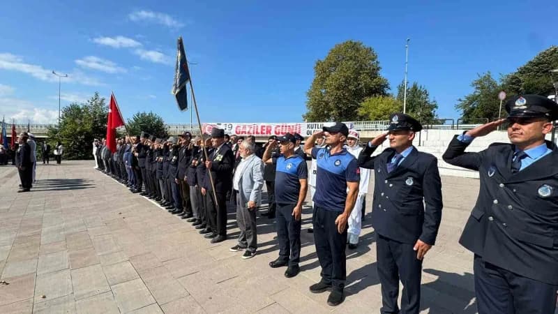 Zonguldak (İha) - Zonguldak’ın Alaplı ilçesinde, 19 Eylül Gaziler Günü dolayısıyla tören düzenlendi.