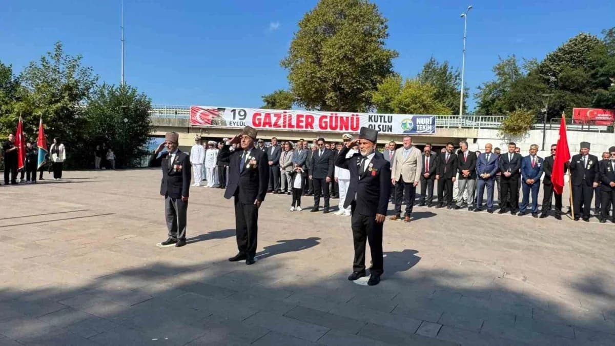 Alaplı’da 19 Eylül Gaziler Günü töreninde Atatürk Anıtı önünde çelenk sunumu yapılıyor
