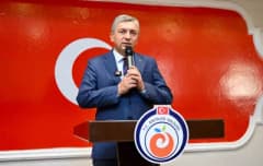 Antalya Cumhuriyet Meydanı'nda 19 Eylül Gaziler Günü anma töreni sırasında Atatürk Anıtı önünde çelenk sunumu
