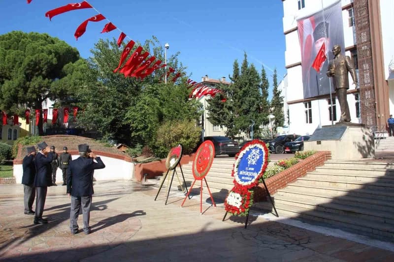 Aydın’da 19 Eylül Gaziler Günü dolayısıyla Hükümet Konağı önündeki tören düzenlendi. Törende şehitler ve ebediyete irtih