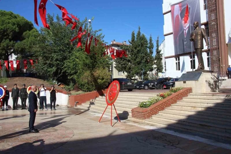 Aydın’da 19 Eylül Gaziler Günü dolayısıyla Hükümet Konağı önündeki tören düzenlendi. Törende şehitler ve ebediyete irtih