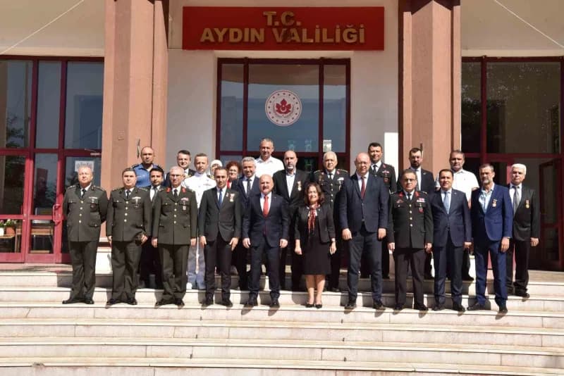 Aydın’da 19 Eylül Gaziler Günü dolayısıyla Hükümet Konağı önündeki tören düzenlendi. Törende şehitler ve ebediyete irtih