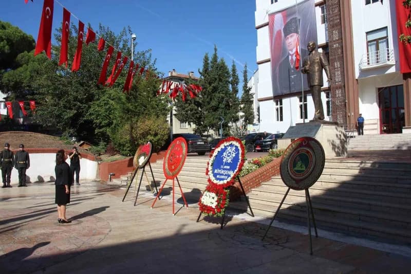 Aydın’da 19 Eylül Gaziler Günü dolayısıyla Hükümet Konağı önündeki tören düzenlendi. Törende şehitler ve ebediyete irtih
