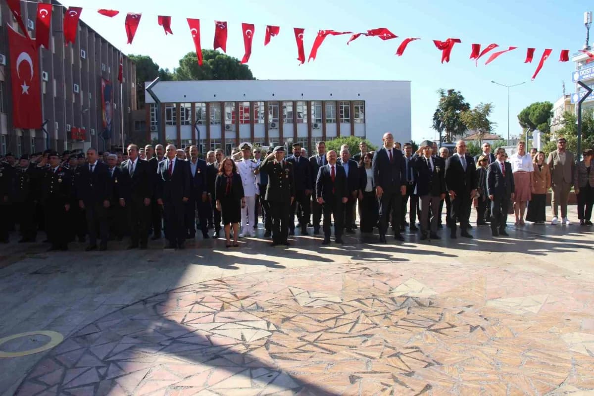 Aydın’da 19 Eylül Gaziler Günü töreninde Atatürk büstüne çelenk sunulması ve katılımcılar