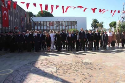 Aydın’da 19 Eylül Gaziler Günü töreninde Atatürk büstüne çelenk sunulması ve katılımcılar