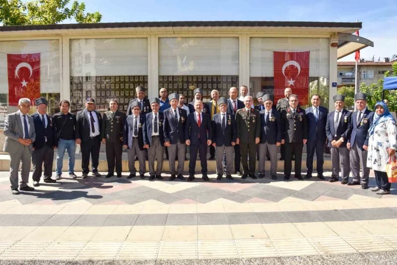 Aydın’da 19 Eylül Gaziler Günü dolayısıyla Hükümet Konağı önündeki tören düzenlendi. Törende şehitler ve ebediyete irtih