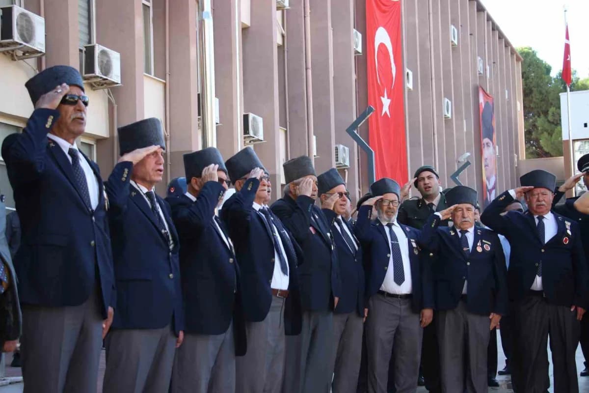 Aydın’da 19 Eylül Gaziler Günü dolayısıyla Hükümet Konağı önündeki tören düzenlendi. Törende şehitler ve ebediyete irtih