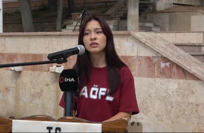 Bilecik'te 19 Eylül Gaziler Günü programında şiir okuyan Refik Arslan Öztürk Fen Lisesi öğrencisi Ecrin Uğuz duygulu anl