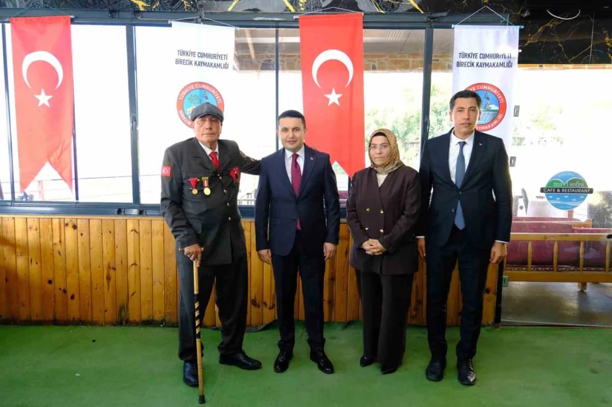 Birecik'te 19 Eylül Gaziler Günü töreninde Atatürk Anıtı önünde çelenk sunumu ve katılımcılar