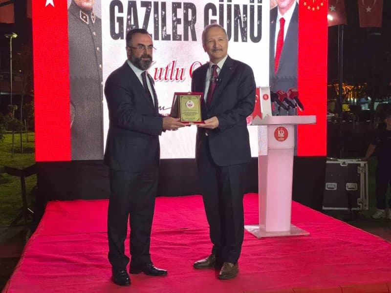 Türkiye Gaziler ve Şehit Aileleri Vakfı Genel Başkanı Lokman Aylar vekeçiören Belediye Başkanı Mesut Özarslan