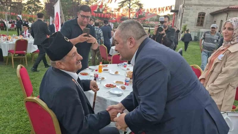 İçişleri Bakan Yardımcısı Bülent Turan, Gaziler Günü programında konuşma yaparken