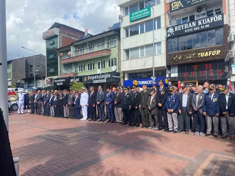 Çaycuma Atatürk Anıtı önünde 19 Eylül Gaziler Günü töreni sırasında protokol üyeleri ve gaziler