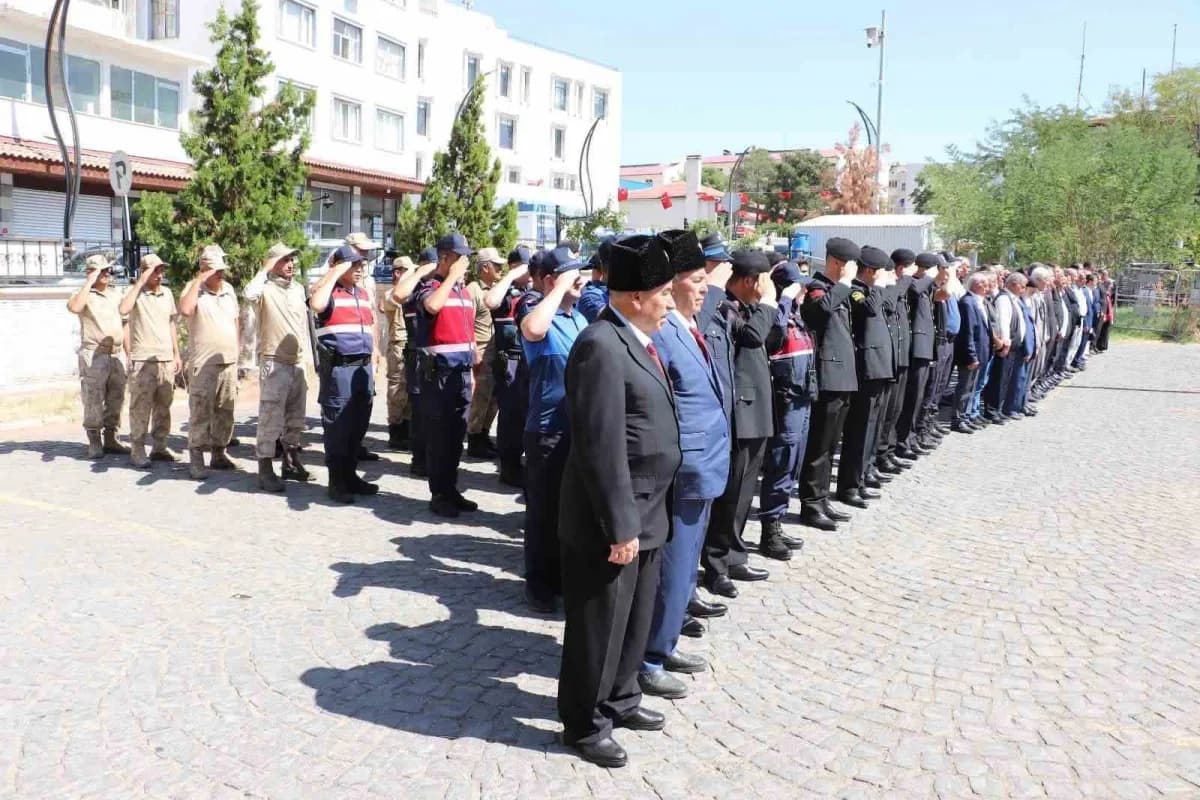 Çermik Kaymakamlığı önünde Gaziler Günü töreni ve katılımcılar