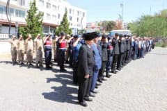 Çermik Kaymakamlığı önünde Gaziler Günü töreni ve katılımcılar