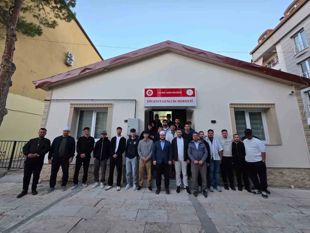 Çivril Çarşı Camisi’nde Gaziler Günü sabah namazı programı sırasında vatandaşlar ve müftü Erkan Önder dua ederken