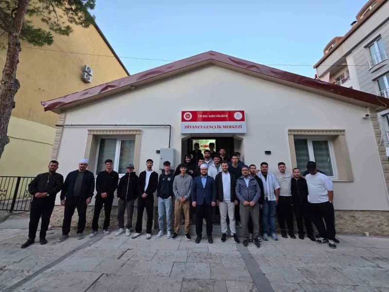 Çivril Çarşı Camisi’nde Gaziler Günü sabah namazı programı sırasında vatandaşlar ve müftü Erkan Önder dua ederken