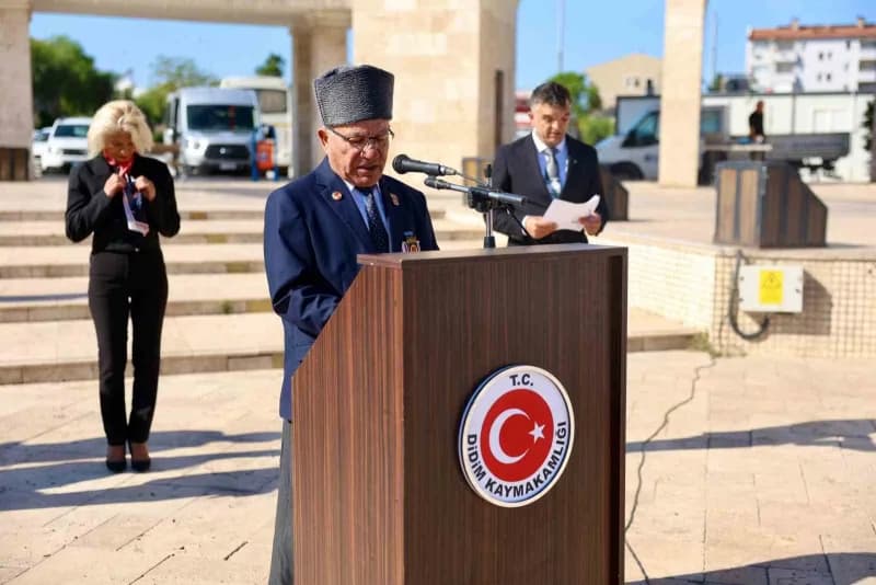 19 Eylül Gaziler Günü dolayısıyla Cumhuriyet Kent Meydanı’nda gerçekleştirilen Çelenk sunma törenine Didim İlçe protokol