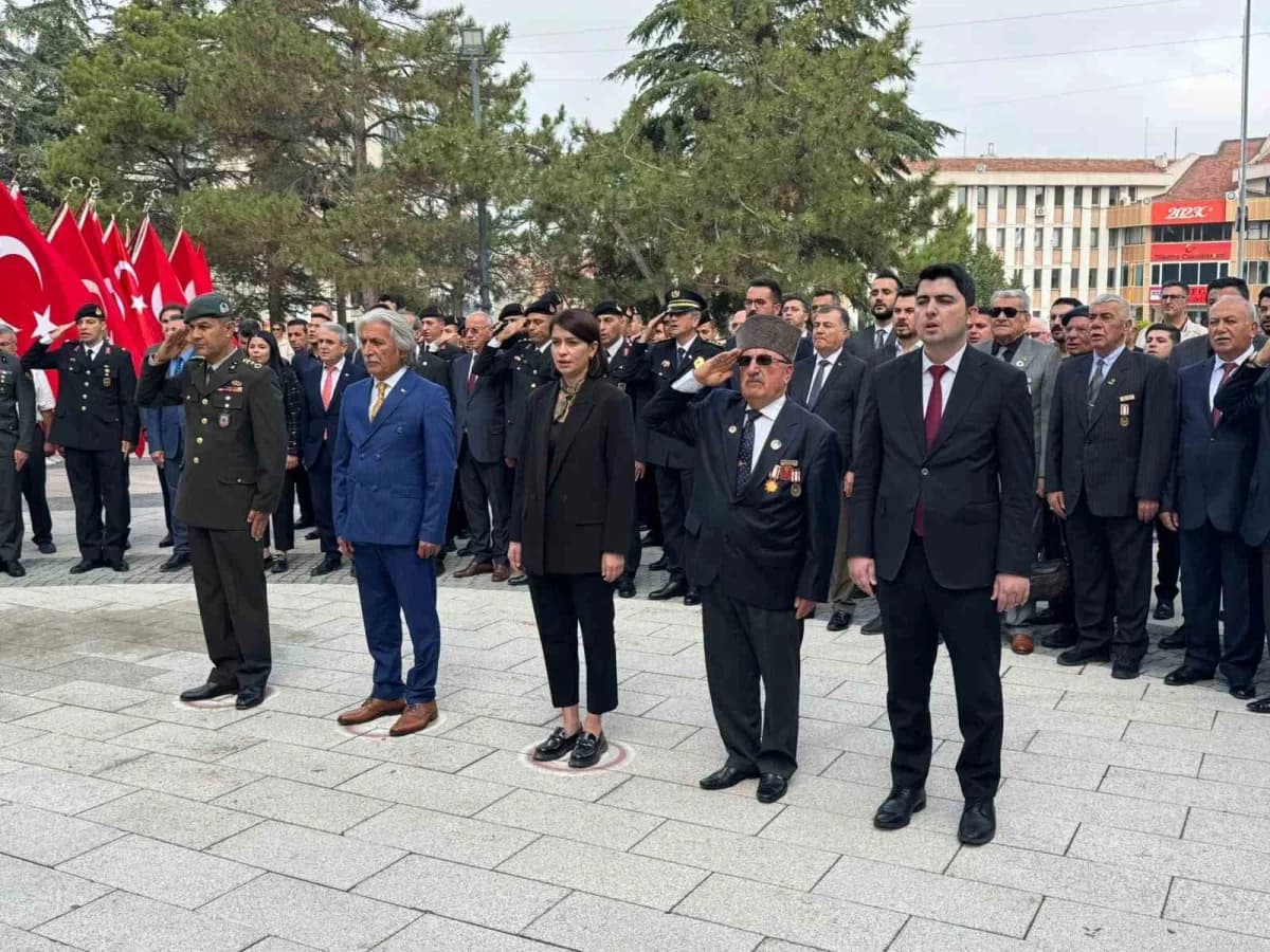 Konya Ereğli’de 19 Eylül Gaziler Günü töreninde Atatürk Anıtı önünde çelenk sunma ve saygı duruşu