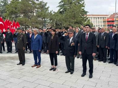 Konya Ereğli’de 19 Eylül Gaziler Günü töreninde Atatürk Anıtı önünde çelenk sunma ve saygı duruşu