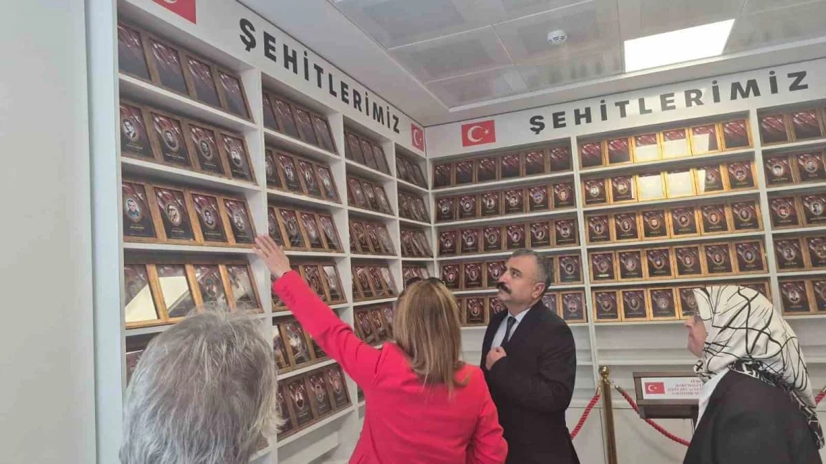 Eskişehir Aile ve Sosyal Hizmetler İl Müdürü Orhan Bayrak ve beraberindeki Şehit Yakınları ve Gazi Hizmetleri Birimi eki