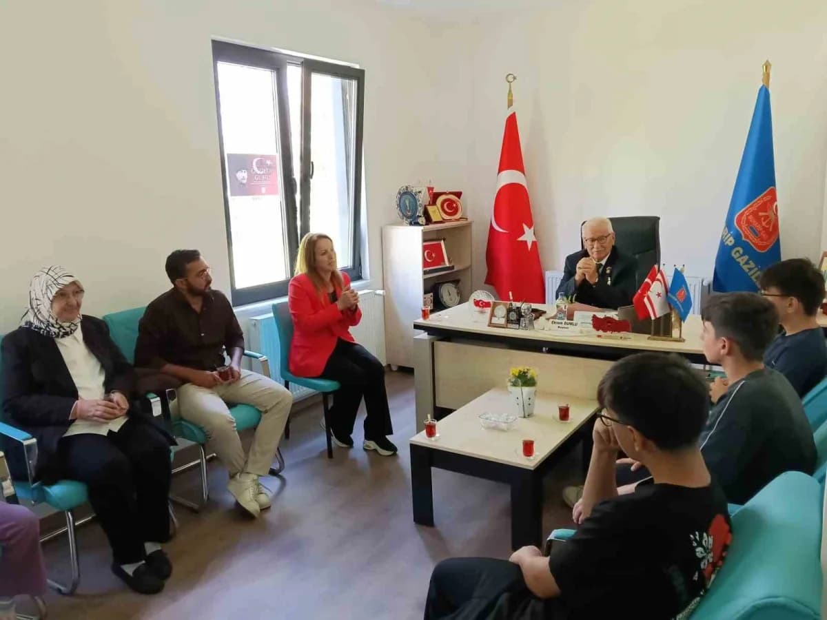 Eskişehir’de Gaziler Günü’nde koruma altındaki çocukların gazi derneklerini ziyaret anı