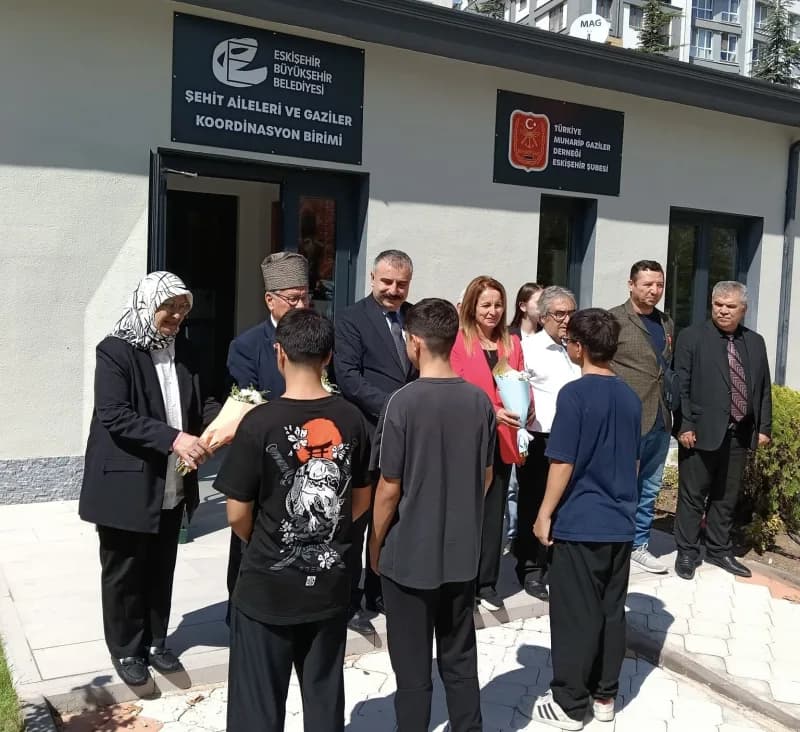 Eskişehir'de 19 Eylül Gaziler Günü dolayısıyla koruma ve bakım altında bulunan çocuklar, gazi derneklerini ziyaret edere
